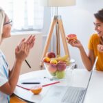 Θέλει και η υγεία τον προπονητή της Professional nutritionist meeting a patient in the office and healthy fruits with tape measure, healthy eating and diet concept